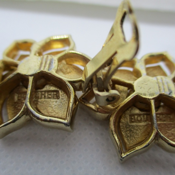 BOUCHER REAL PEARLS Goldtone Brooch Earring Set - Picture 7 of 8